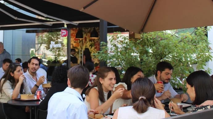 Clientes almorzando en terraza The Greens